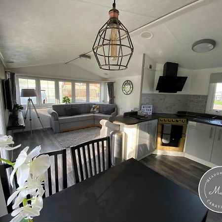 Palm Grove 2- Golden Palm - Pet Friendly, Wifi, Bed Linen, Central Heating - Meadow Lakes Caravan & Lodge Hire Chapel Saint Leonards Exterior photo