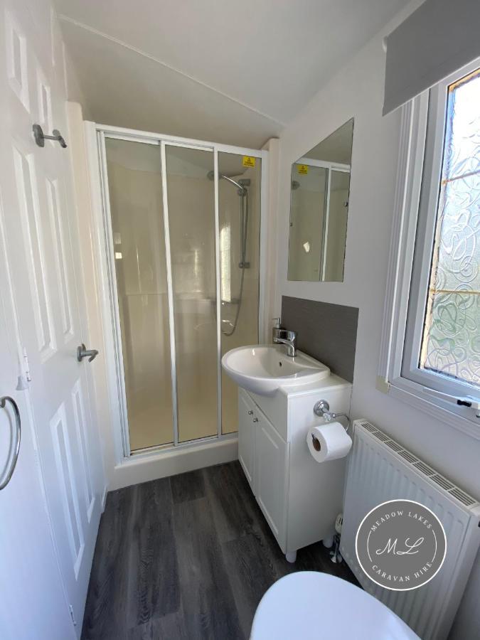 Palm Grove 2- Golden Palm - Pet Friendly, Wifi, Bed Linen, Central Heating - Meadow Lakes Caravan & Lodge Hire Chapel Saint Leonards Exterior photo